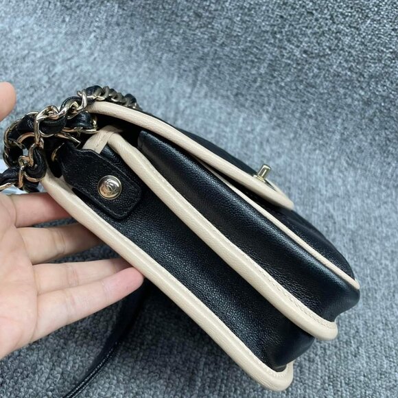 100% Authentic CHANEL Leather Shoulder Bag - Picture 4 of 15